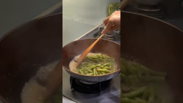 Cooking stir fried string beans w/ground pork #food #shortsvideo #youtubeshorts #shortvideo #shorts