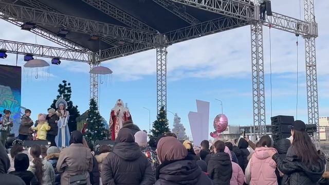 Прямо сейчас на площади Алания г. Магас проходит новогоднее представление.