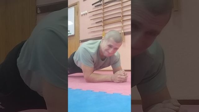 Если болит плечо попробуйте вот такие отжимания