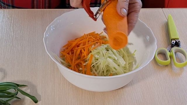 Лёгкий салатик из зелёной редьки и моркови.
