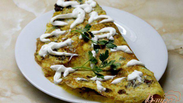 Омлет с мясным фаршем и сыром с зеленью