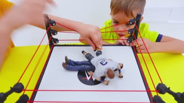 Влад и Никита играют с игрушечной машиной скорой помощи WWE.