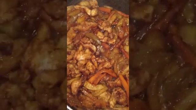 Жареные огурцы 🥒🤗😜 с морковкой и курочкой🥕🐓🐓(филе) Вкусно🤗🍂🍁😸🐾🐾 К любому гарниру...