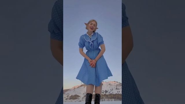 vk: «кто такая Анастсия Мирай?» блин, а эта песенка скоро выйдет👉🏽👈🏽