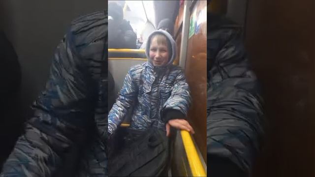 в автобусе с тележкой