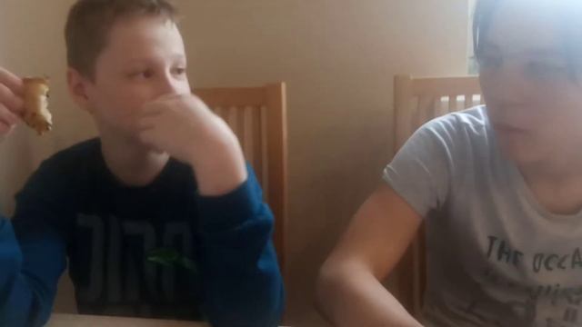 Влад и Тимур едят гренки