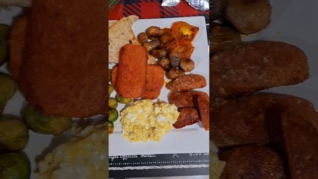 Laki nang serving english breakfast😋