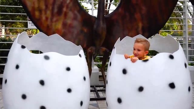 Влад и Никита весело проводят время в Музее иллюзий и парке Динозавр