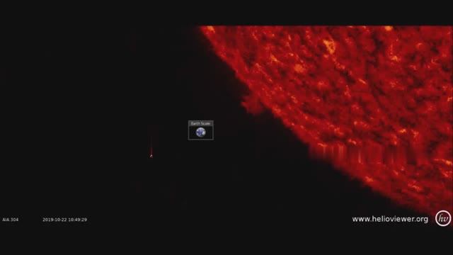 Крупный НЛО Возле Солнца