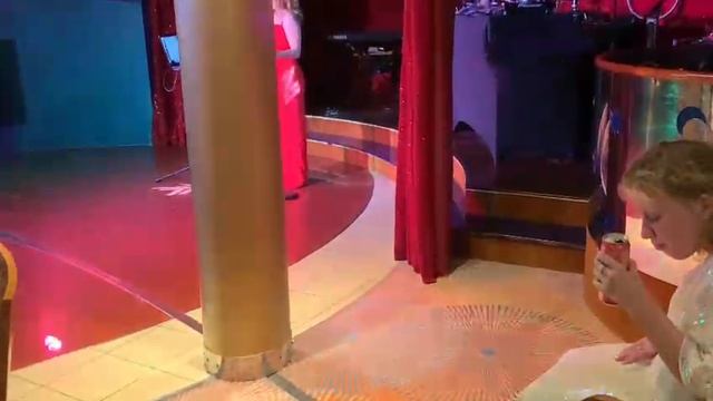Круизный Лайнер Astoria Grande песня А снег идёт,поёт Екатерина Трофимова