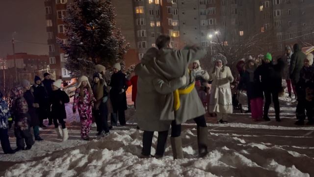 Дед Мороз решил лично поздравить наш дружный двор с Новым годом 🎊 🍾 🎄🎅