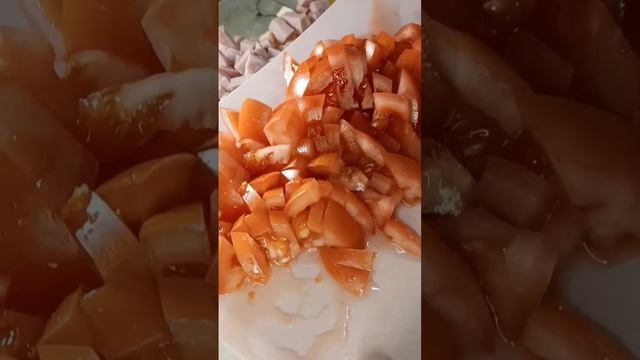 САЛАТ С КОПЧЕНЫМ СЫРОМ