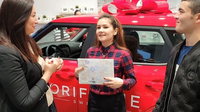 Орифлэйм Тожикистонлик кизга  машина берди