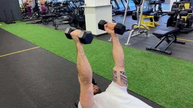 Разгибание с гантелями лежа