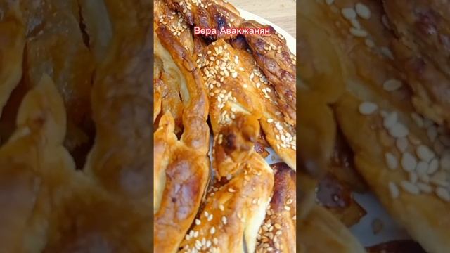 Пирог с яблоками и малиной из слоёного теста