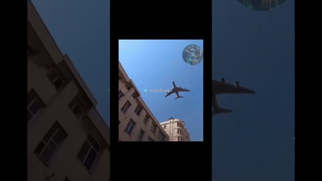 Самолет просто завис в небе над парком.