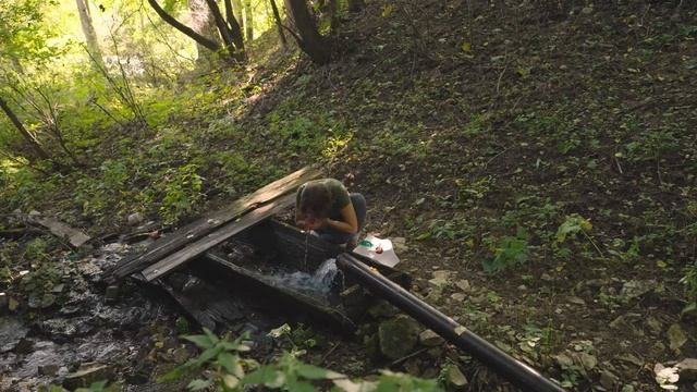 Девушка-одиночка в палатке-гамаке: рыбалка на берегу озера в складном каяке ASMR