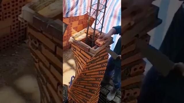 Интересная колонна из кирпичей.