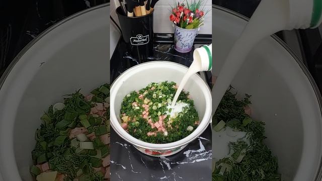 Окрошка - традиционный холодный суп русской кухни.