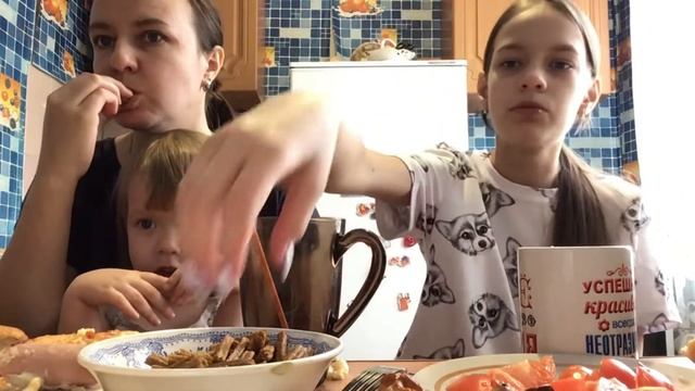 Мукбанг пицца,сосиска в тесте,пирожки😋