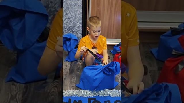 Новогодняя напольная игра с заданиями и подарками