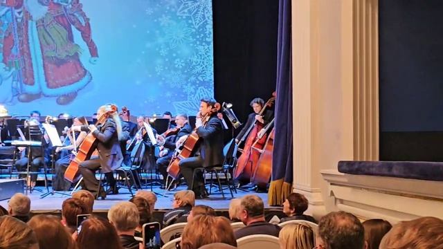 «В лесу родилась елочка» — Дед Мороз и зрители Центра оперного пения им. Г.П.Вишневской