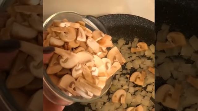 Паста в сливочном соусе с грибами. Безумно вкусная, едят даже дети)))