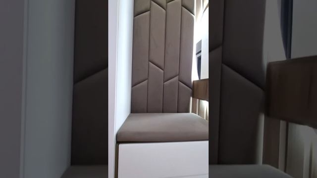 Прихожая в современном стиле, в которой продумана каждая деталь