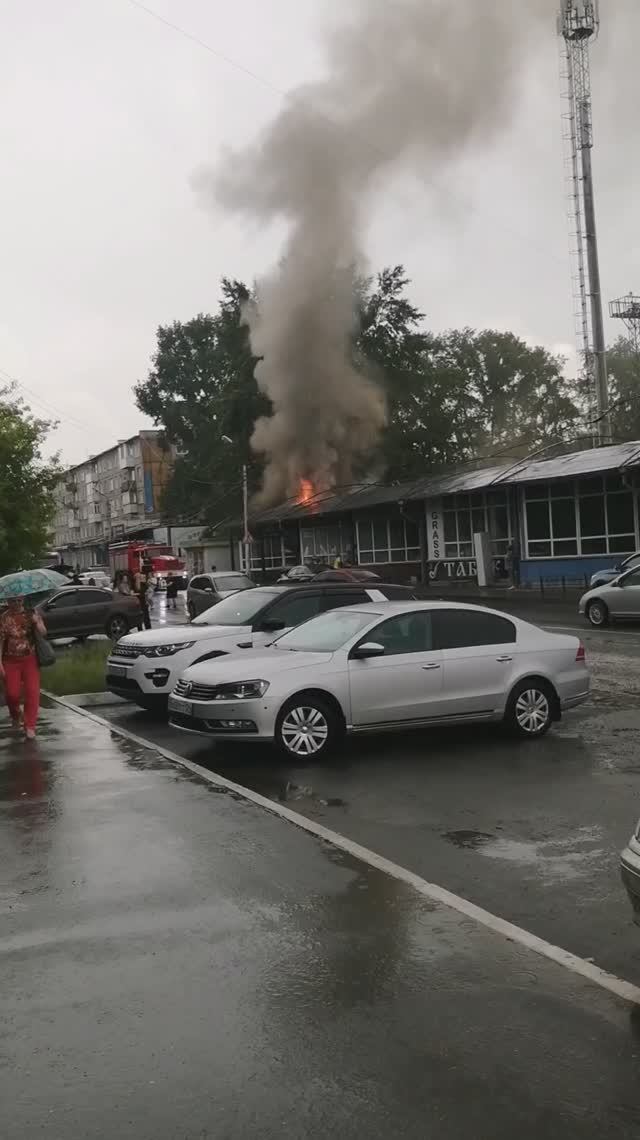 Пожар! Торговый ряд на стройке!