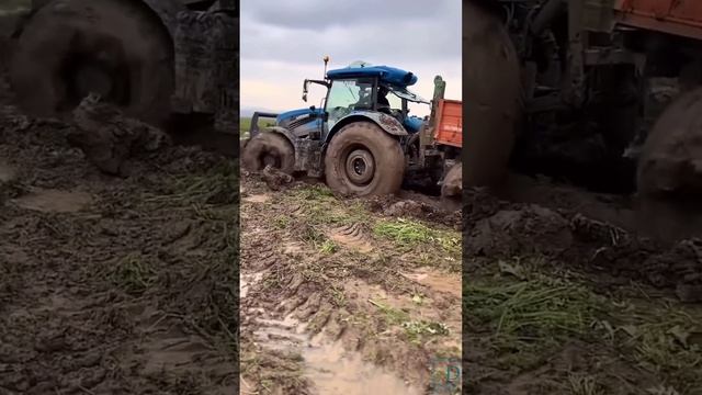 2 трактора вытаскивают телегу с поля