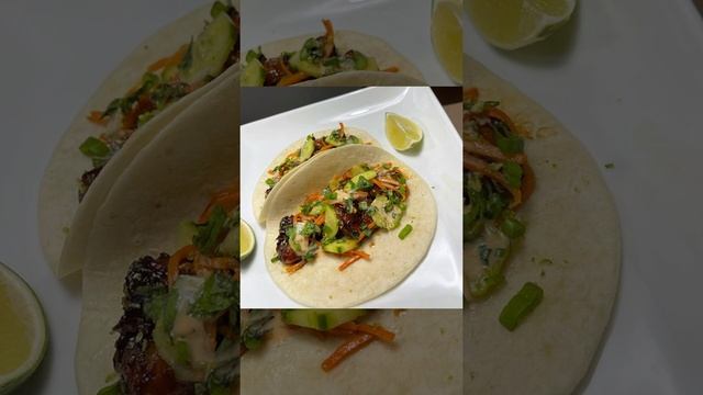 Тако с креветками, маринованными огурцами и тертой морковью 🥕 🍤 #shorts