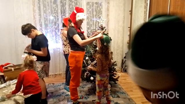 Как наряжать ëлку всей семьëй! 🤗🎄