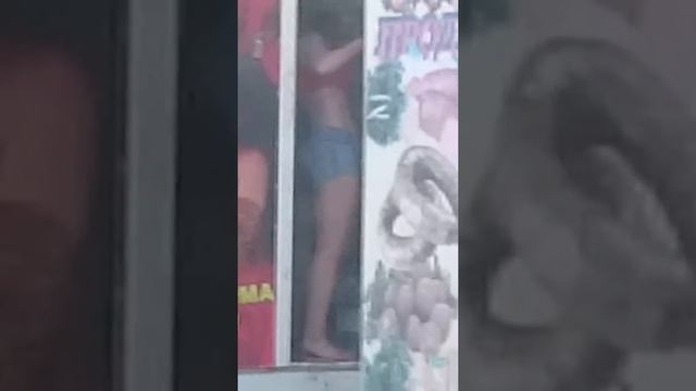 Моет ноги в лавке шаурма
