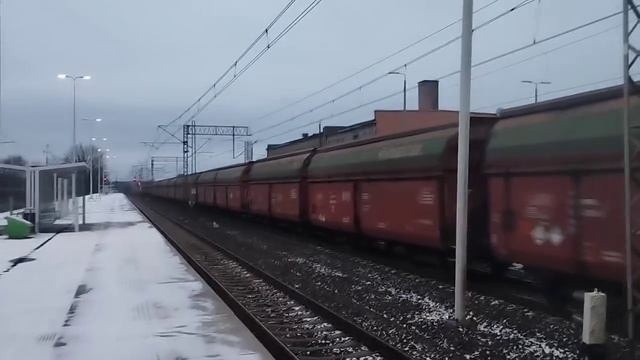 Остановка на станции, Электровоз PESA GAMA 111Eb-003 с вагонами для угля