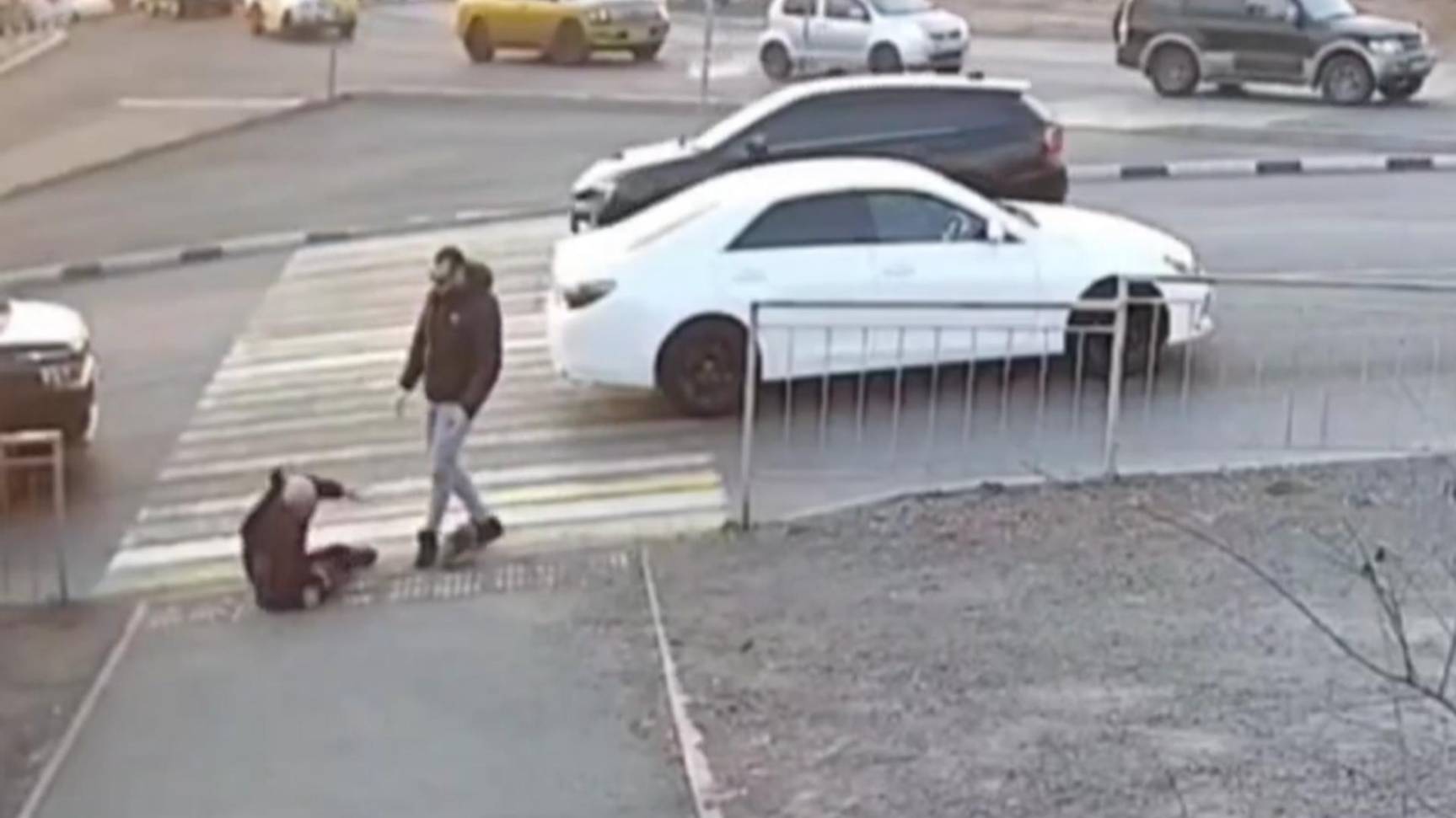 Владивостокец на Toyota Mark избил пожилого пешехода и попал на видео
