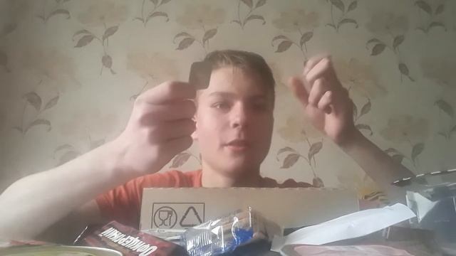 распаковываю армейский сухпаек