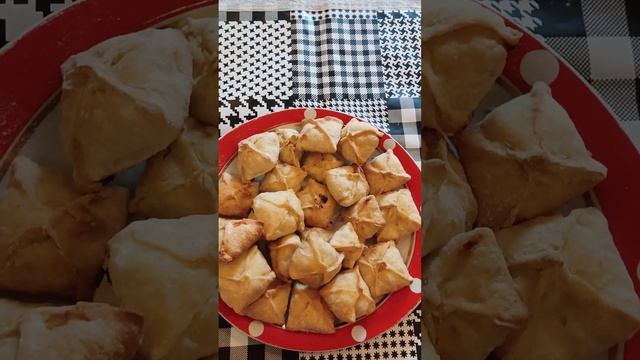 Пирожки из слоеного теста с куриной начинкой.