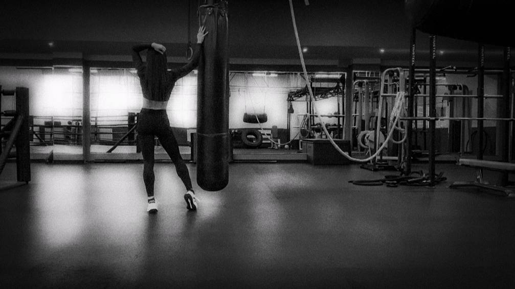 Тренировка что ли.. пинаю мешок