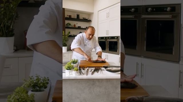 Как правильно разделать рыбу. Подписчики против шефа #shorts #shortsvideo #shortvideo
