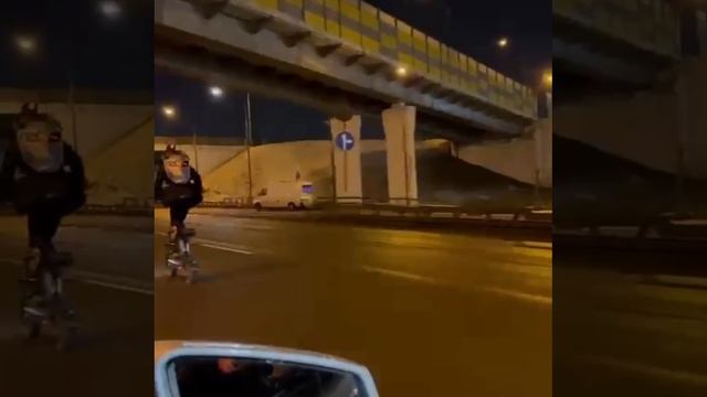 На МКАДе на скорости 80 км/ч ехал самокатчик