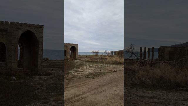 Остатки декораций к фильму "Живая рыба", который так и не был снят. Село Солнечная Долина. Судак.