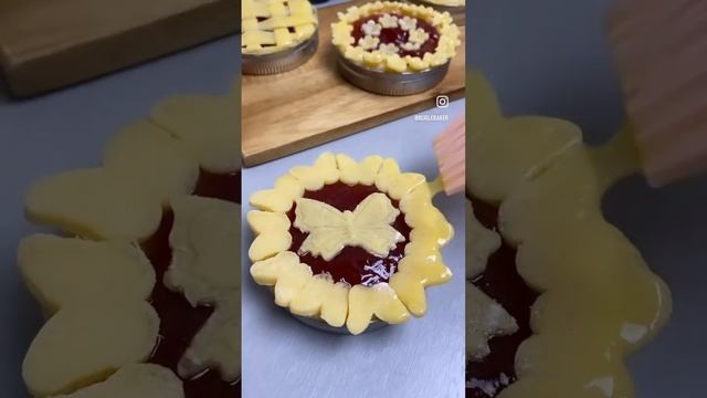 Mason Jar Lid Strawberry Pie🍓. #pie #strawberry #strawberrypie #piecrust #homemadepie #shorts