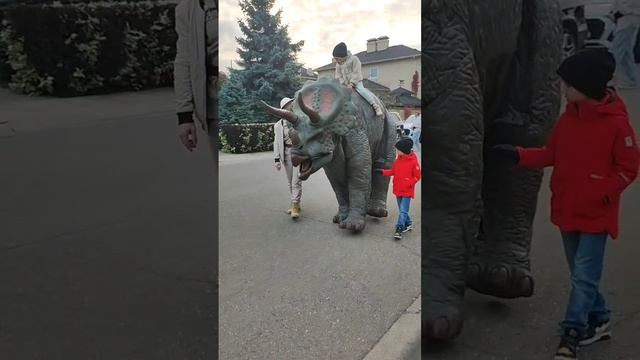 Катаемся на динозавре 🦖