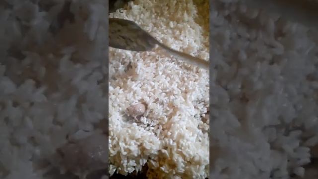 Посыпаем вымытый и подсохший рис поверх массы из кусочков курицы и лука