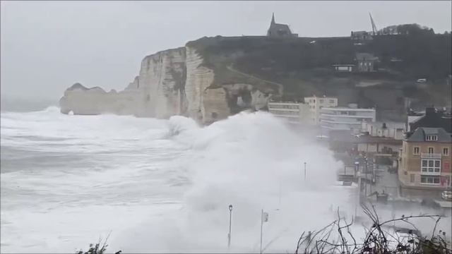 Шторм в Этрете (Приморская Сена, Франция, 7.12.2024).