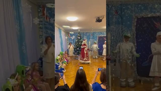 Дедушка Мороз спел новогоднюю песенку!