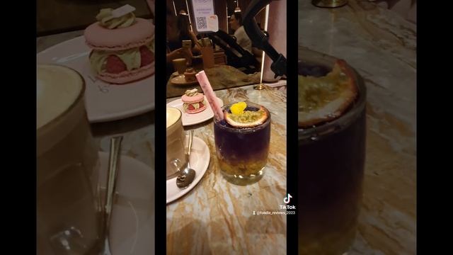 EL & N Cafe #latte #passionfruit #macaron