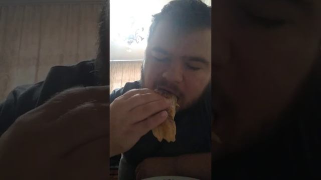 ем слойки с клубникой