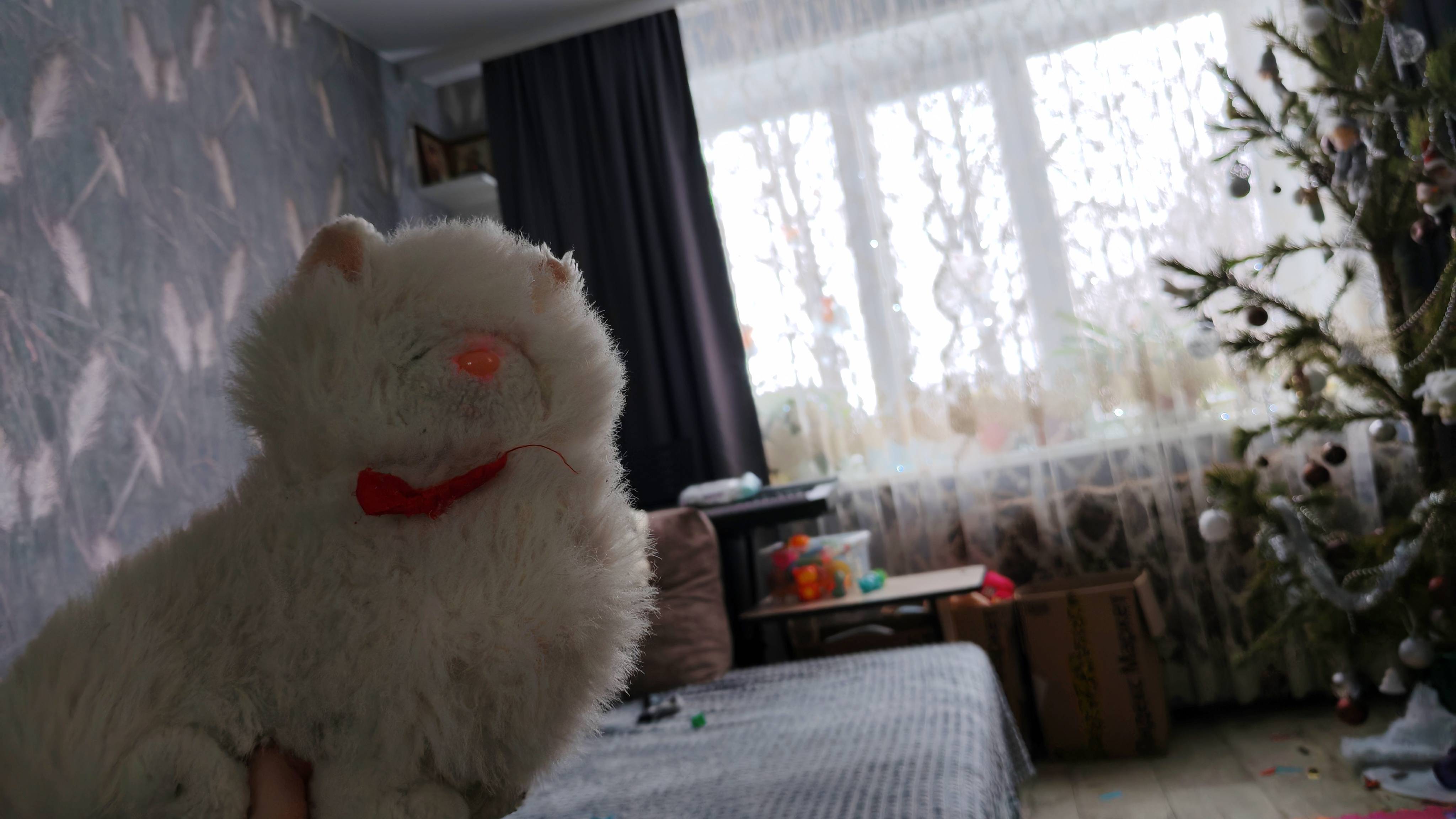 плюшевый котенок веселится, прыгает в сухой бассейн, детские развивающие игры