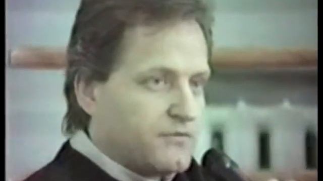 Боря Мартынов ведет концерт.